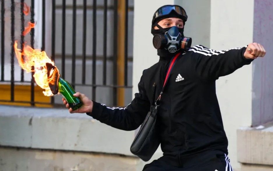 Violente in Albania: Protestatarii au provocat incendii in fata sediului premierului Edi Rama Violente in Albania: Protestatarii au provocat incendii in fata sediului premierului Edi Rama