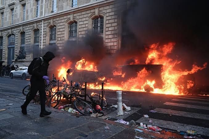 Val de jafuri si violente in Franta. Peste 1.000 de persoane retinute si zeci de magazine de lux devastate. Video Val de jafuri si violente in Franta. Peste 1.000 de persoane retinute si zeci de magazine de lux devastate. Video