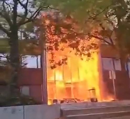 Au dat foc la scoala: Protestele elevilor din Franta scapa de sub control. Video