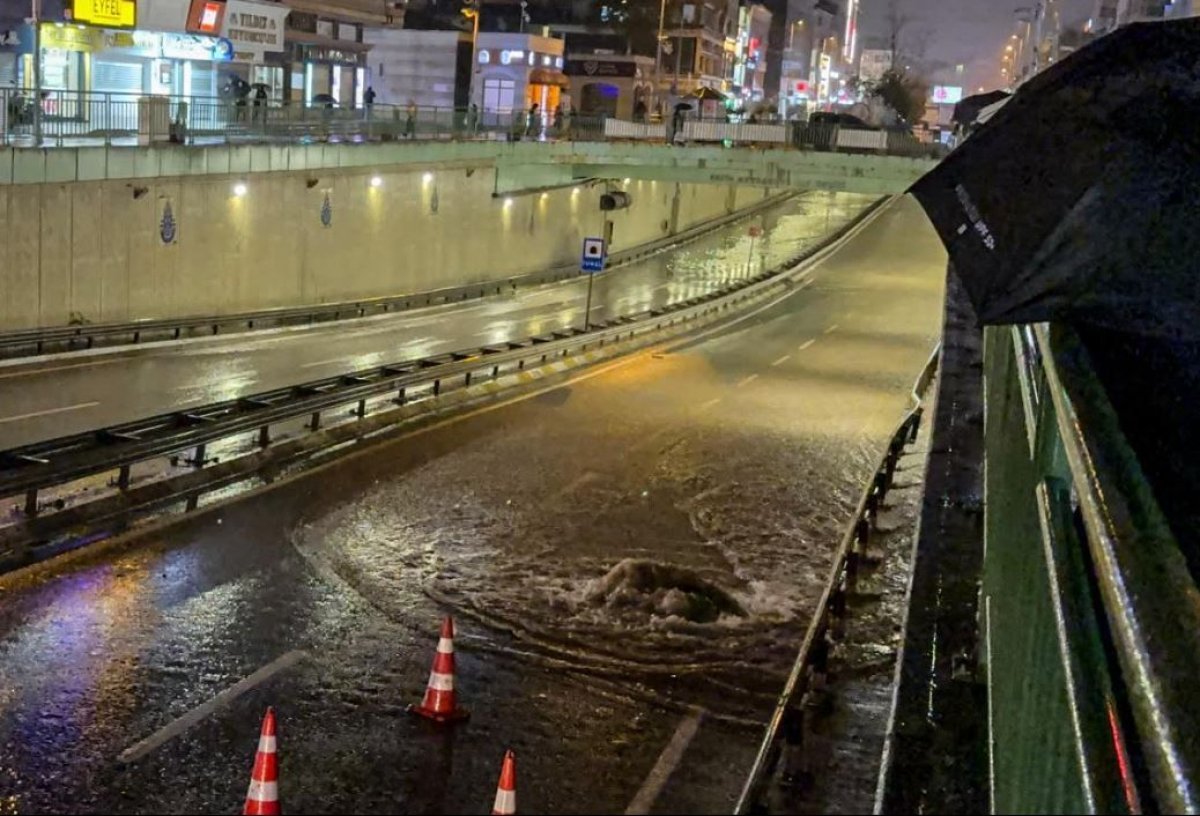 Apocalipsa apelor! Istanbulul este ingenuncheat de inundatii de proportii: un mort, zeci de persoane blocate si drumuri surpate. Video