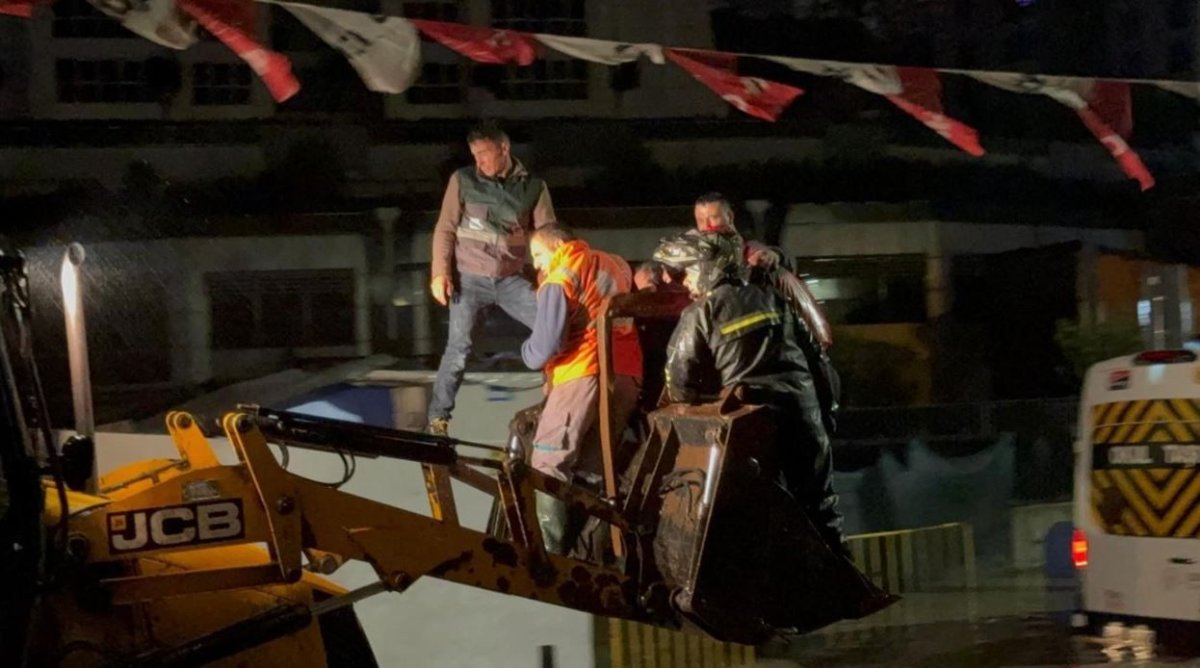 Apocalipsa apelor! Istanbulul este ingenuncheat de inundatii de proportii: un mort, zeci de persoane blocate si drumuri surpate. Video