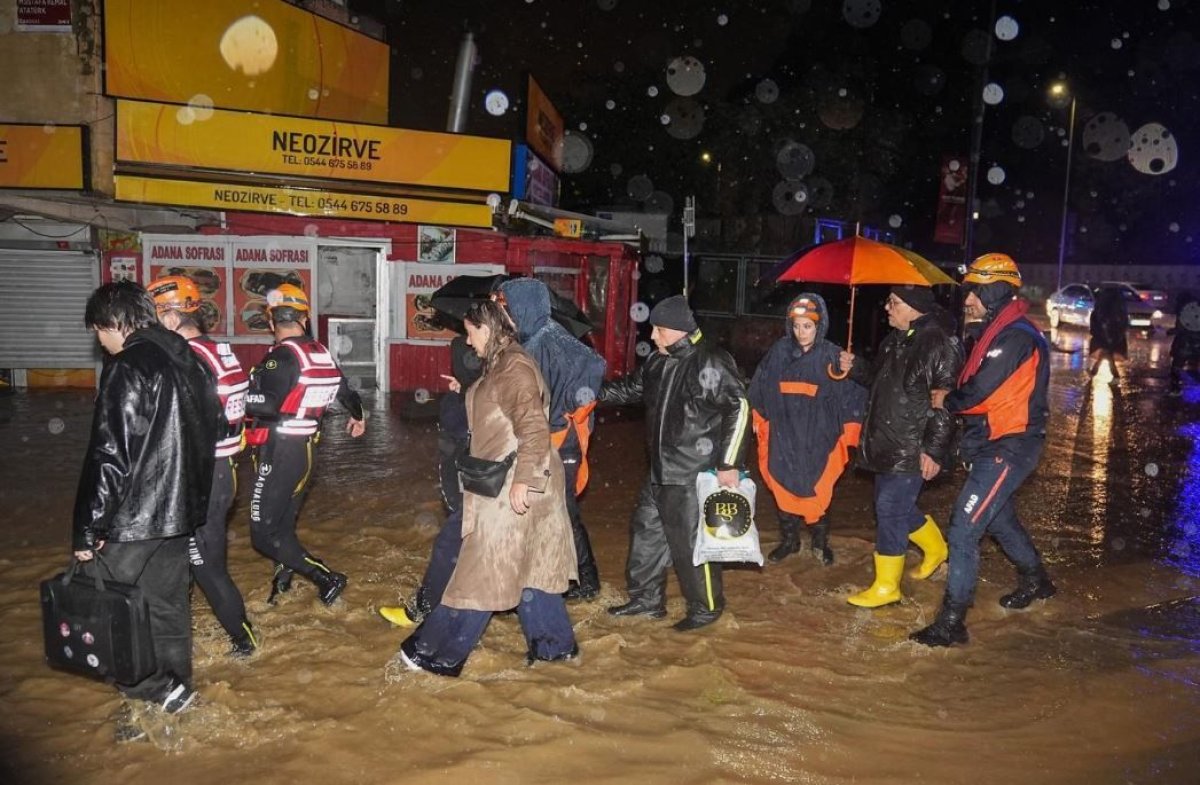 Apocalipsa apelor! Istanbulul este ingenuncheat de inundatii de proportii: un mort, zeci de persoane blocate si drumuri surpate. Video