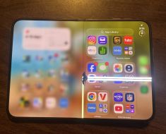 Ecranele celui mai scump telefon din istoria Apple au început să crape, la doar câteva zile de la lansare. Video Ecranele celui mai scump telefon din istoria Apple au început să crape, la doar câteva zile de la lansare. Video