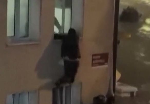 Apocalipsa apelor! Istanbulul este ingenuncheat de inundatii de proportii: un mort, zeci de persoane blocate si drumuri surpate. Video Apocalipsa apelor! Istanbulul este ingenuncheat de inundatii de proportii: un mort, zeci de persoane blocate si drumuri surpate. Video