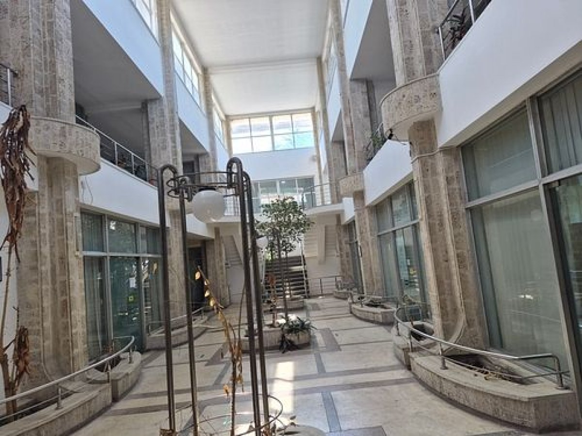 Batalie intre rechini. ANAF vinde la licitatie un colos imobiliar, in zona Garii Constanta, cu 6,7 milioane de euro. Video Batalie intre rechini. ANAF vinde la licitatie un colos imobiliar, in zona Garii Constanta, cu 6,7 milioane de euro. Video