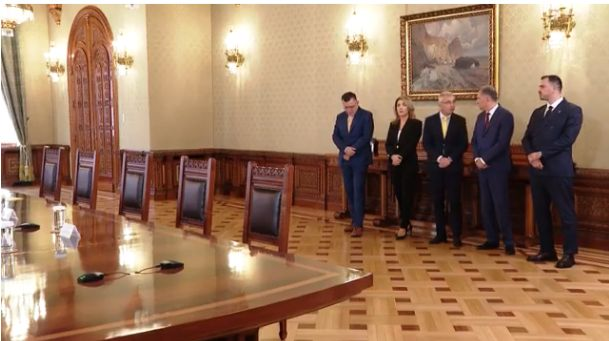 Consultari la Cotroceni pentru desemnarea unui nou premier. George Simion a refuzat sa mearga la discutiile cu Nicusor Dan Consultari la Cotroceni pentru desemnarea unui nou premier. George Simion a refuzat sa mearga la discutiile cu Nicusor Dan