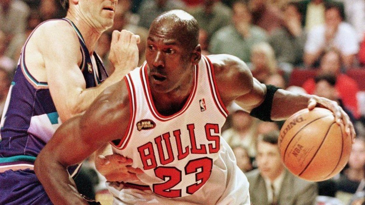 Un tricou purtat de Michael Jordan din sezonul „Last Dance”, vandut pentru suma record de 12,26 milioane de dolari Un tricou purtat de Michael Jordan din sezonul „Last Dance”, vandut pentru suma record de 12,26 milioane de dolari
