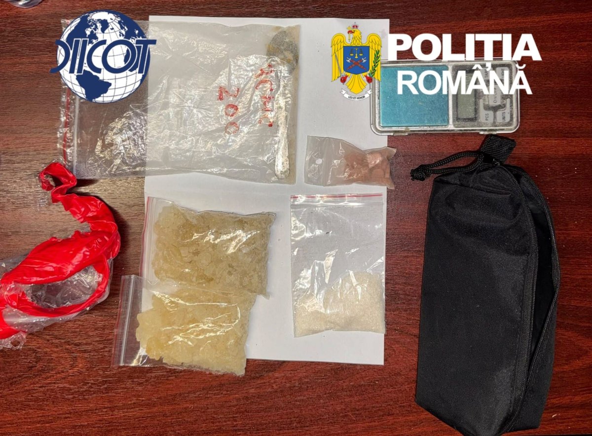 Prins in flagrant in trenul de Constanta. Un tanar transporta o „fabrica” de droguri si un cantar de precizie in bagaje Prins in flagrant in trenul de Constanta. Un tanar transporta o „fabrica” de droguri si un cantar de precizie in bagaje