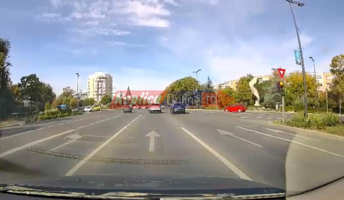 Un sofer s-a crezut in misiune. A taiat linia dubla continua, a fentat si semaforul de la Dacia pentru a salva... timpul pierdut in trafic. Video Un sofer s-a crezut in misiune. A taiat linia dubla continua, a fentat si semaforul de la Dacia pentru a salva... timpul pierdut in trafic. Video