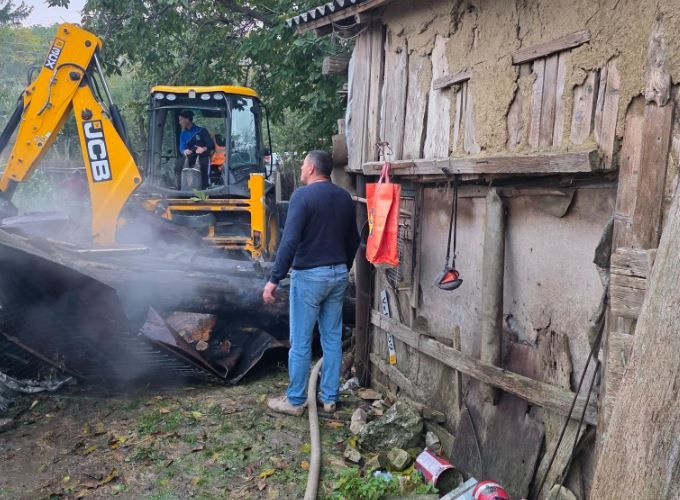 Incendiu la o casa din Lipnita. Primarul Florin Nicolae Dinu l-a scos pe proprietar din imobil. Video