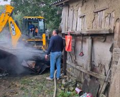 Incendiu la o casă din Lipnița. Primarul Florin Nicolae Dinu l-a scos pe proprietar din imobil. Video
