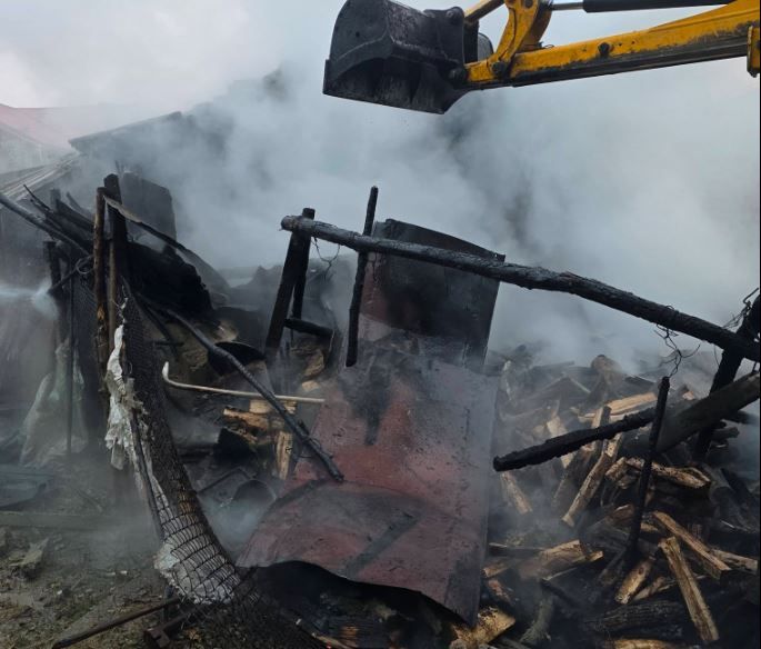 Incendiu la o casa din Lipnita. Primarul Florin Nicolae Dinu l-a scos pe proprietar din imobil. Video
