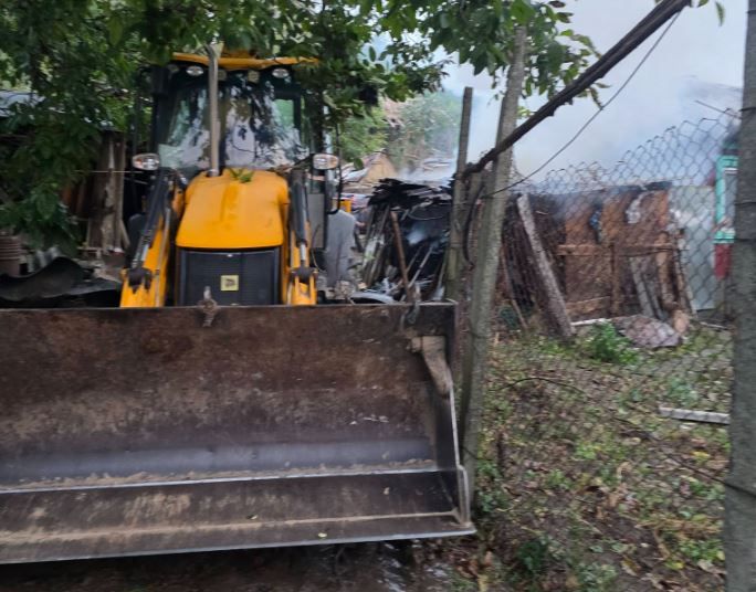 Incendiu la o casa din Lipnita. Primarul Florin Nicolae Dinu l-a scos pe proprietar din imobil. Video