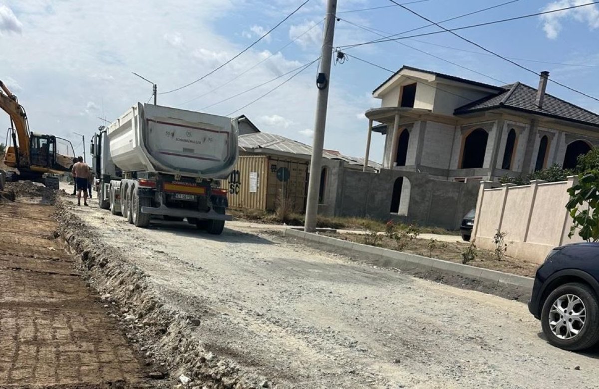 Asfaltare in ritm sustinut in Agigea: Infrastructura rutiera din cartierul Moara intra in linie dreapta Asfaltare in ritm sustinut in Agigea: Infrastructura rutiera din cartierul Moara intra in linie dreapta
