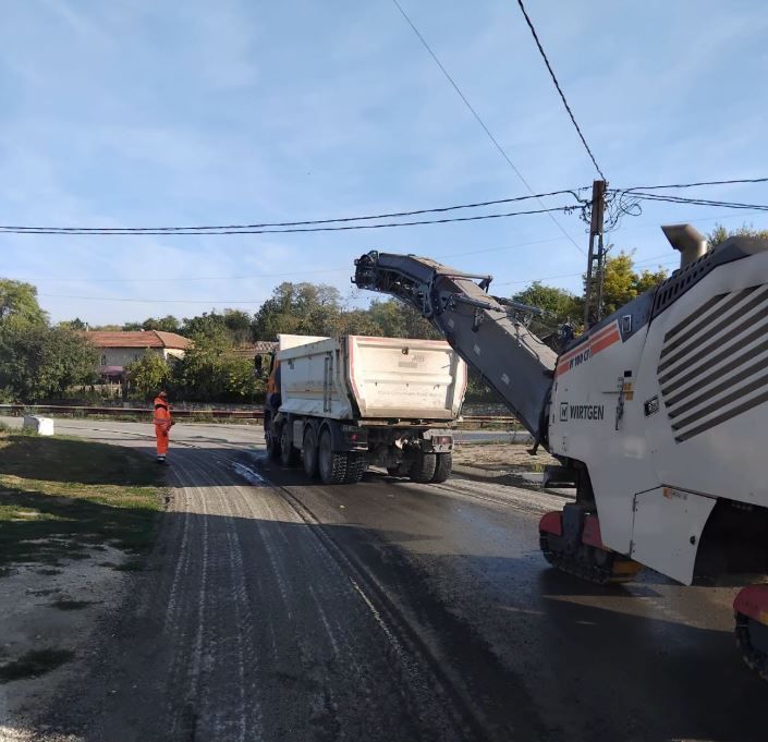 Lucrari de modernizare si intretinere pe drumurile judetene din Constanta: Se asfalteaza si se curata santurile pe mai multe tronsoane cheie