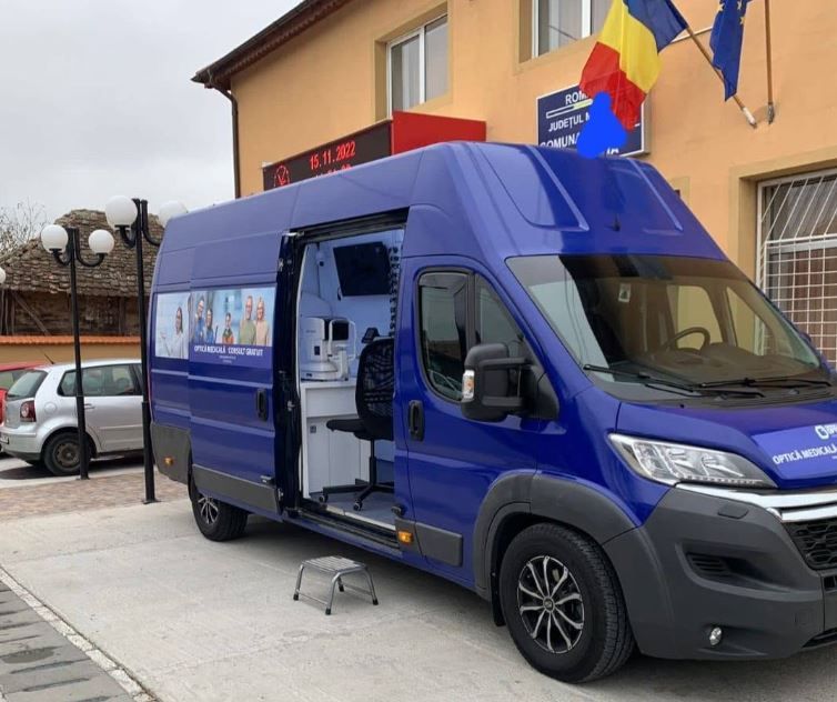 Consulturi oftalmologice gratuite, in parcarea Primariei Tuzla: O oportunitate excelenta pentru sanatatea ochilor cetatenilor
