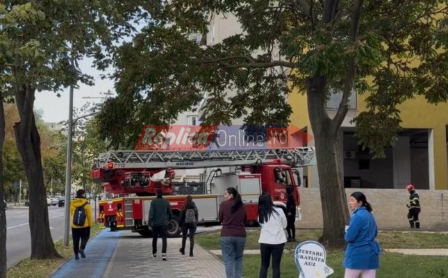 Intervenția nu așteaptă după telecomandă! Cum a încurcat o barieră accesul pompierilor pentru stingerea unui incendiu la un bloc din Constanța. Video 