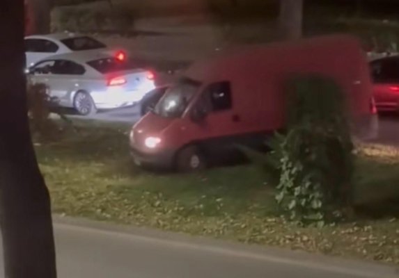 Nerăbdarea bate cei 7 ani de acasă! Un șofer a trecut duba peste scuar și a făcut praf un copăcel decorativ plantat din bani publici. Video