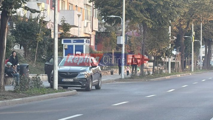 Butonul de avarii nu suspendă Codul Rutier! Un șofer din Constanța a transformat stația de autobuz în parcare privată. Video