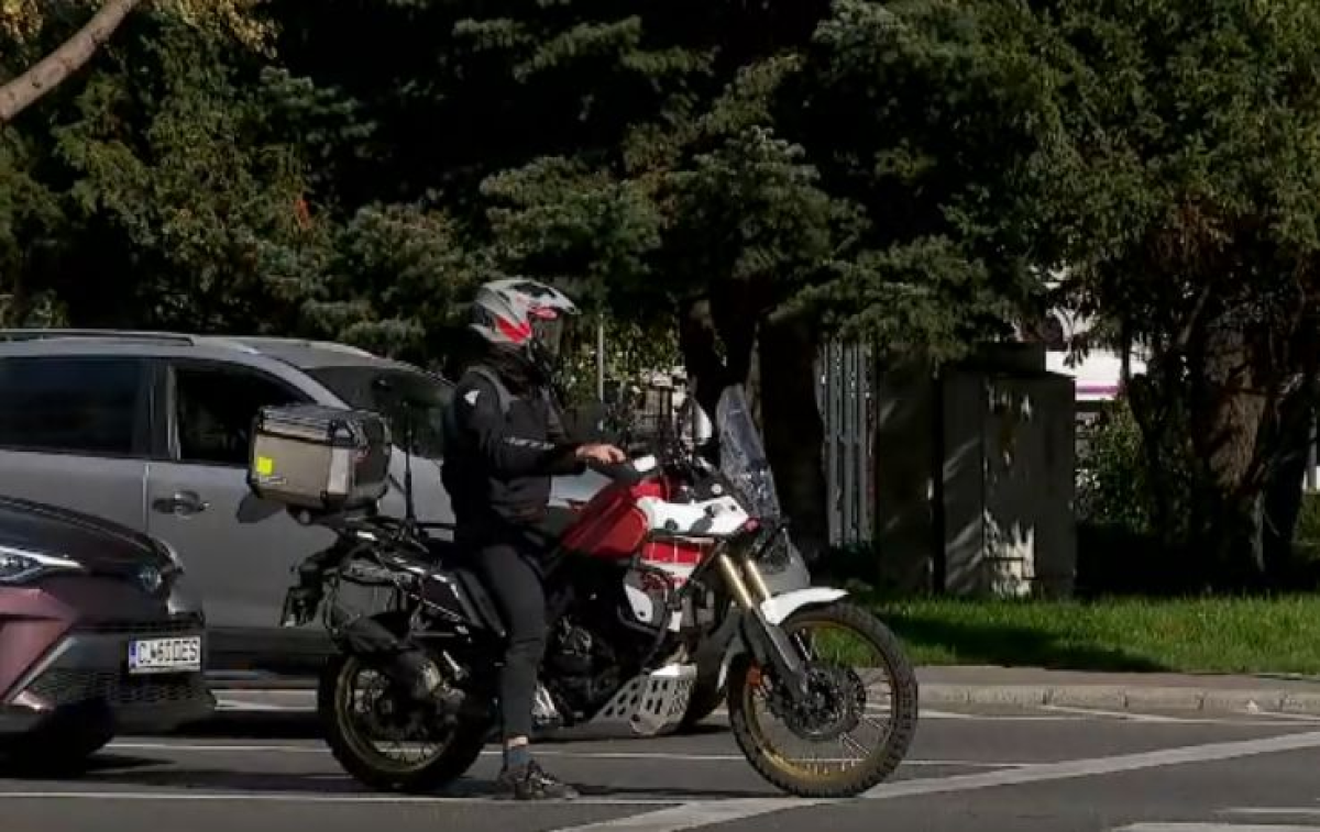 Reguli noi pentru motociclisti in trafic. Cand le este permis sa treaca printre masini la semafor Reguli noi pentru motociclisti in trafic. Cand le este permis sa treaca printre masini la semafor