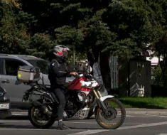 Reguli noi pentru motocicliști în trafic. Când le este permis să treacă printre mașini la semafor