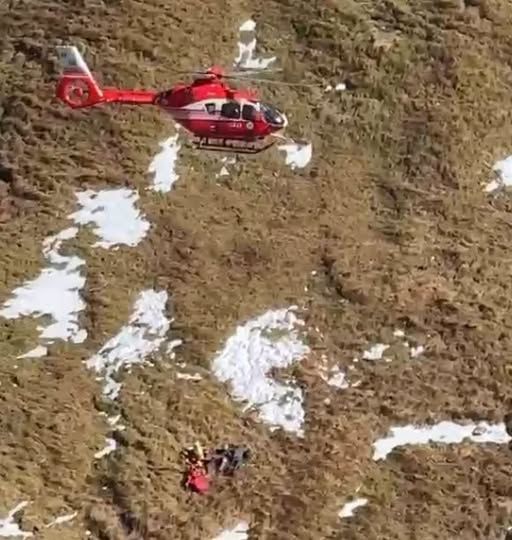Un barbat a fost salvat cu elicopterul SMURD, dupa ce a cazut 40 de metri intr-o prapastie din Muntii Fagaras. Video Un barbat a fost salvat cu elicopterul SMURD, dupa ce a cazut 40 de metri intr-o prapastie din Muntii Fagaras. Video