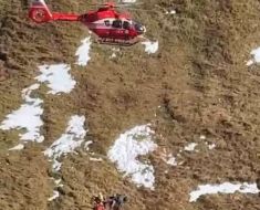 Un bărbat a fost salvat cu elicopterul SMURD, după ce a căzut 40 de metri într-o prăpastie din Munții Făgăraș. Video Un bărbat a fost salvat cu elicopterul SMURD, după ce a căzut 40 de metri într-o prăpastie din Munții Făgăraș. Video