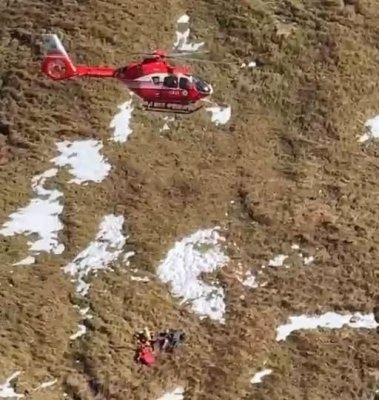 Un bărbat a fost salvat cu elicopterul SMURD, după ce a căzut 40 de metri într-o prăpastie din Munții Făgăraș. Video