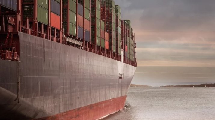 Marea Neagră, sub alertă: Zeci de containere cu încărcătură periculoasă plutesc în derivă după un atac armat