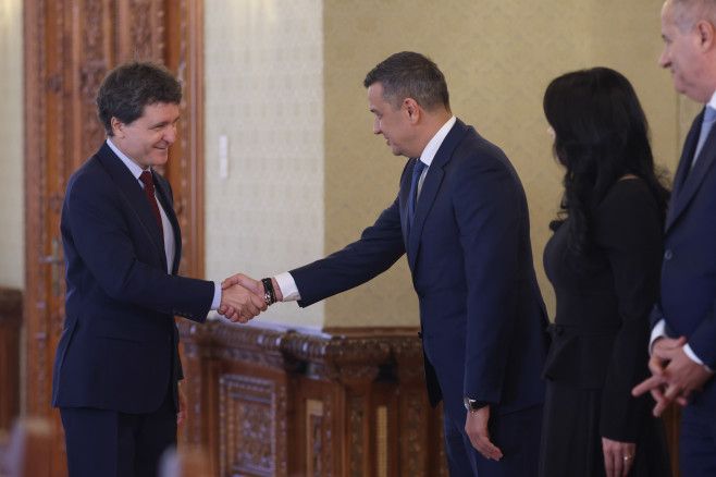 Victor Ponta: Romania trebuie sa imprumute 20 de miliarde de lei ca sa nu se inchida spitalele, scolile, tribunalele Victor Ponta: Romania trebuie sa imprumute 20 de miliarde de lei ca sa nu se inchida spitalele, scolile, tribunalele