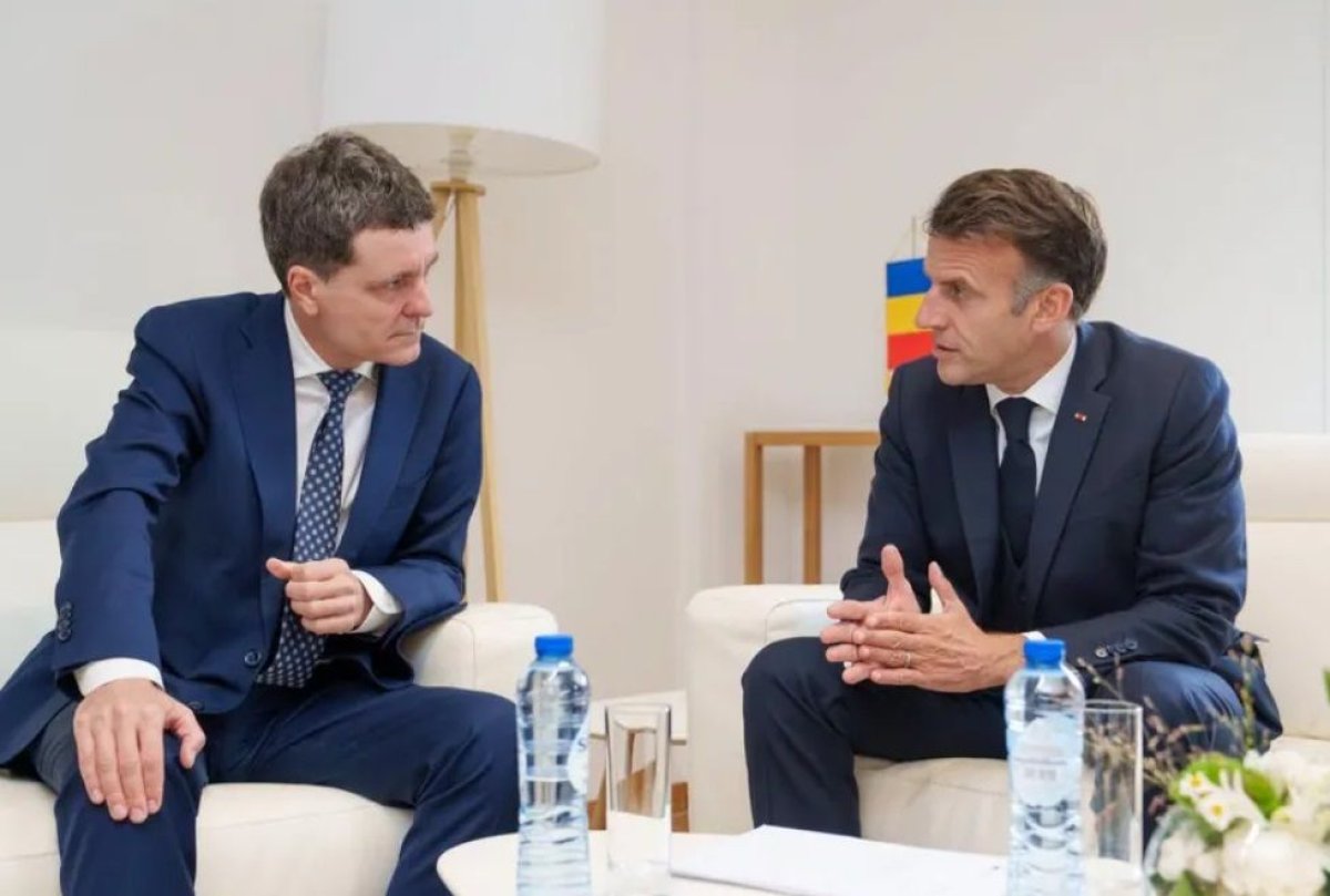 Dacian Ciolos, eliminat din fotografia oficiala postata de Nicusor Dan dupa intalnirea cu Emmanuel Macron Dacian Ciolos, eliminat din fotografia oficiala postata de Nicusor Dan dupa intalnirea cu Emmanuel Macron