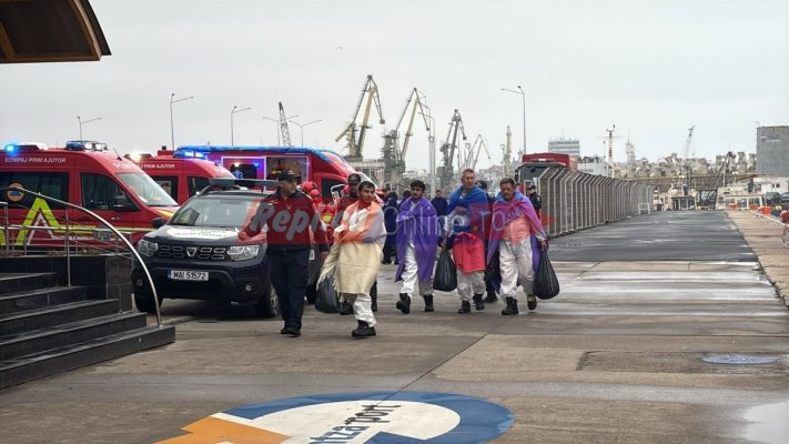 Misiune îndeplinită în Marea Neagră. Toți cei 9 marinari de pe nava atacată au fost aduși teferi în Portul Constanța. Video