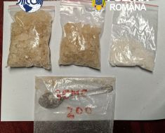 Prins în flagrant în trenul de Constanța. Un tânăr transporta o „fabrică” de droguri și un cântar de precizie în bagaje Prins în flagrant în trenul de Constanța. Un tânăr transporta o „fabrică” de droguri și un cântar de precizie în bagaje