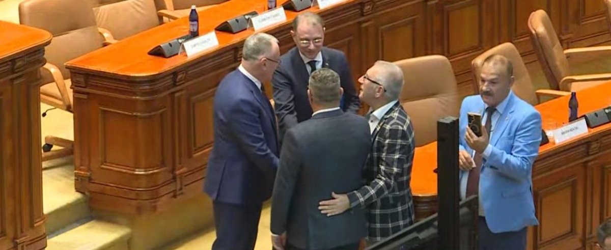 Romania are, in sfarsit, Executiv! Guvernul Luca Niculescu a trecut cu o majoritate confortabila, punand capat unui blocaj de 6 luni Romania are, in sfarsit, Executiv! Guvernul Luca Niculescu a trecut cu o majoritate confortabila, punand capat unui blocaj de 6 luni