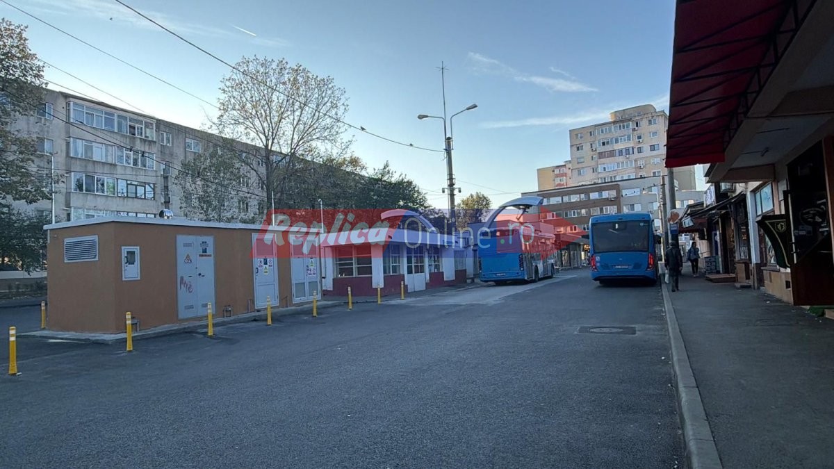 Inventivitatea bate amenajarea la Ciresica. Primaria a pus sase stalpisori iar un sofer a parcat intre ei! Video Inventivitatea bate amenajarea la Ciresica. Primaria a pus sase stalpisori iar un sofer a parcat intre ei! Video