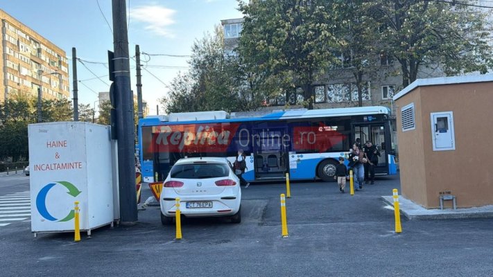 Inventivitatea bate amenajarea la Cireșica. Primăria a pus șase stâlpișori iar un șofer a parcat între ei! Video