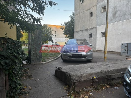 Un șofer de top s-a dat în spectacol la CET. Și-a făcut bodegă în mașină, dar a băut atât de mult, încât s-a rătăcit în parcare. Video