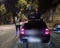 Mai mulți șoferi din Constanța au fost lăsați fără certificate de înmatriculare sau plăcuțe cu numere. Video Mai mulți șoferi din Constanța au fost lăsați fără certificate de înmatriculare sau plăcuțe cu numere. Video