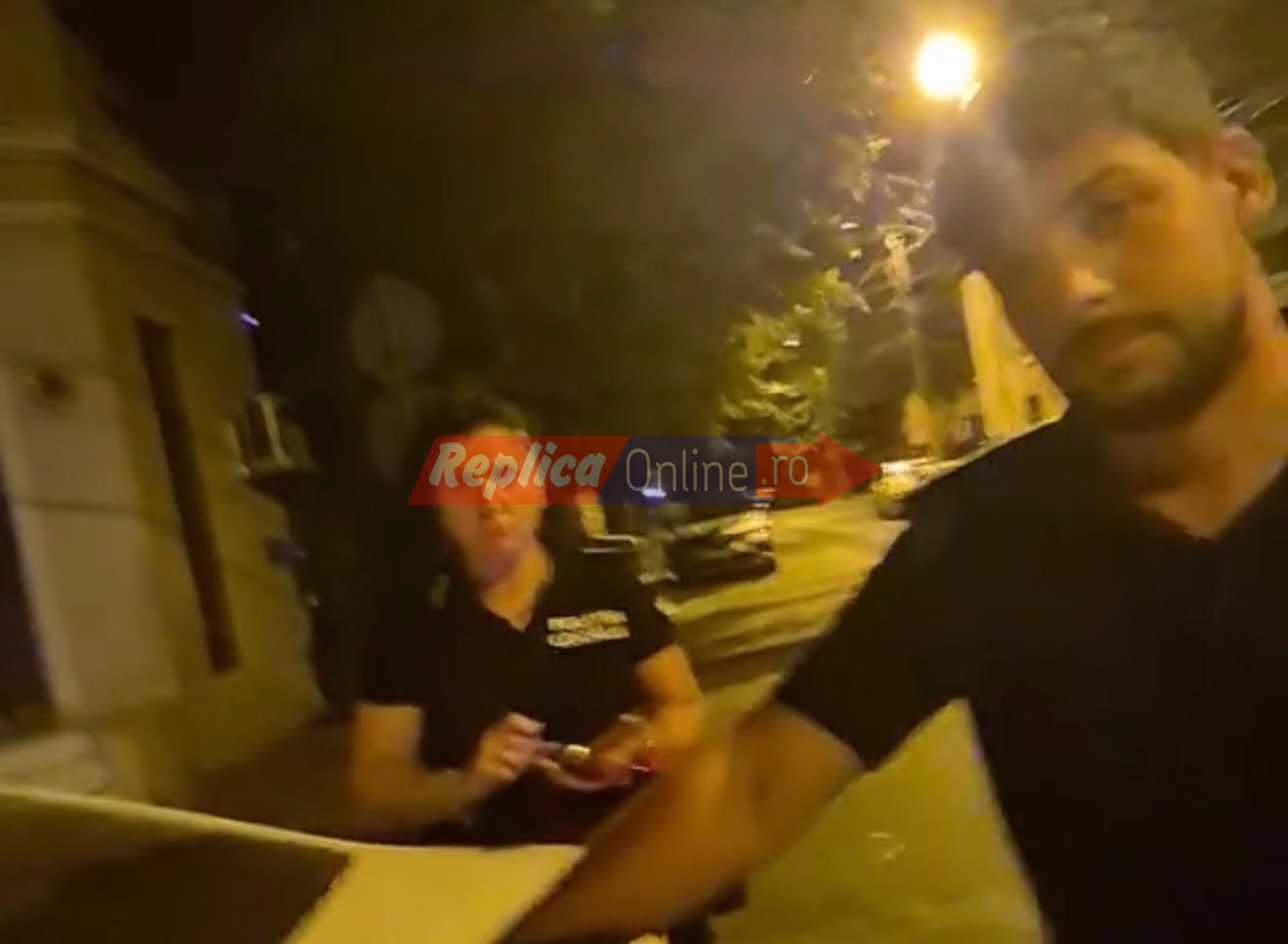 Unde se termina bunul simt incepe „trendul“ de pe TikTok. Dialog halucinant intre doi adolescenti agresivi si un politist, in centrul Constantei. Video Unde se termina bunul simt incepe „trendul“ de pe TikTok. Dialog halucinant intre doi adolescenti agresivi si un politist, in centrul Constantei. Video