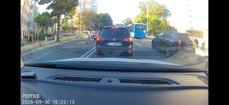 Secunde de groază pe Bulevardul Tomis: O minoră a fentat moartea printre mașini, ignorând trecerea de pietoni. Video