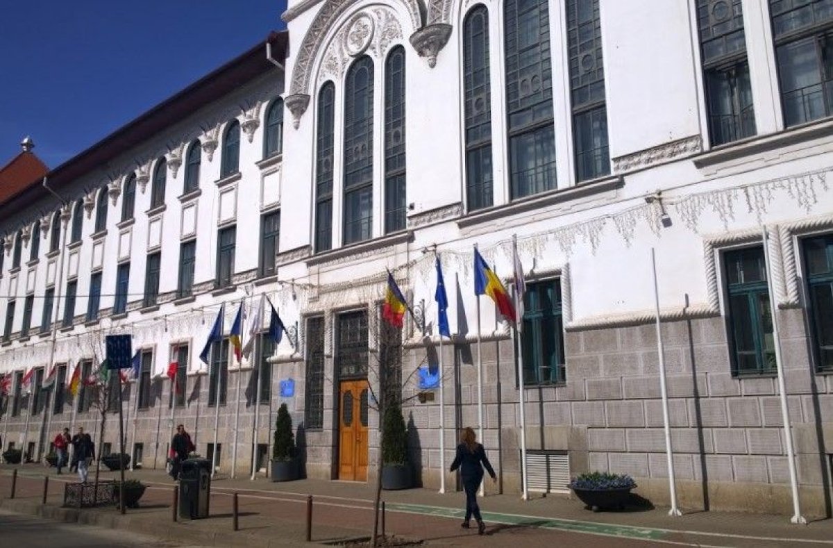 Scandal la Timisoara: DNA ancheteaza 68 de milioane de lei, iar oamenii lui Fritz si Buzoianu sustin schimbarea administratorului judiciar care cere banii inapoi Scandal la Timisoara: DNA ancheteaza 68 de milioane de lei, iar oamenii lui Fritz si Buzoianu sustin schimbarea administratorului judiciar care cere banii inapoi