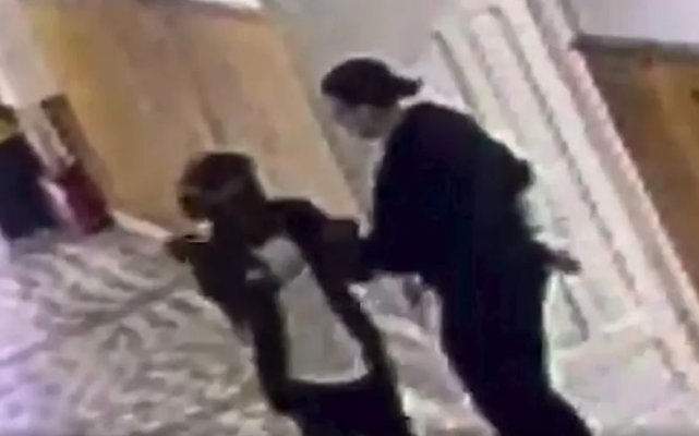 În ce stare se află profesoara înjunghiată de un elev la Bistrița. Atacatorul a fost internat la Psihiatrie