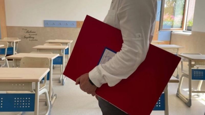 Un profesor a fost gasit vinovat pentru purtare abuziva. Ce amenda a primit dupa ce a strans de gat un elev