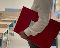 Un profesor a fost găsit vinovat pentru purtare abuzivă. Ce amendă a primit după ce a strâns de gât un elev
