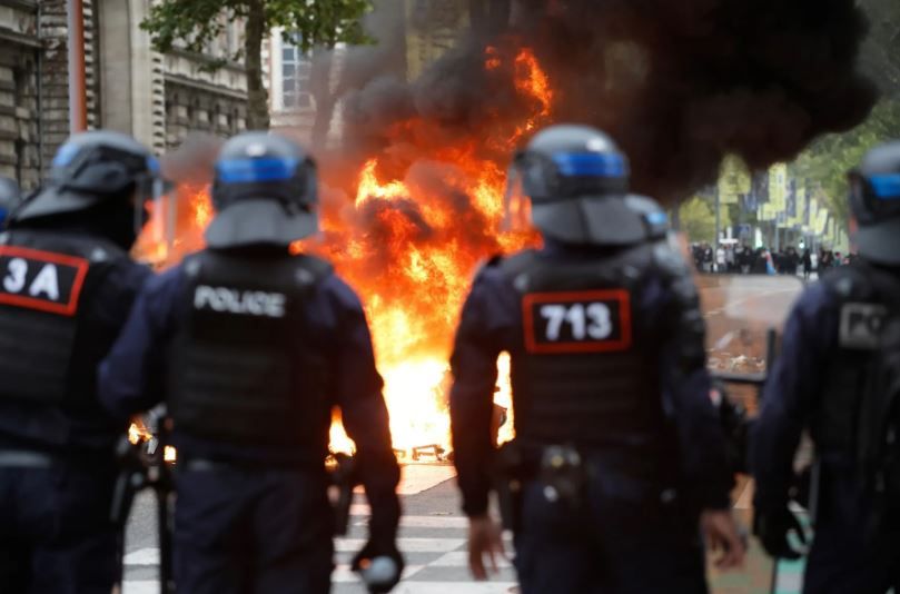 Profesor stropit cu benzina si incendii in scoli la protestele care au cuprins Franta. Video