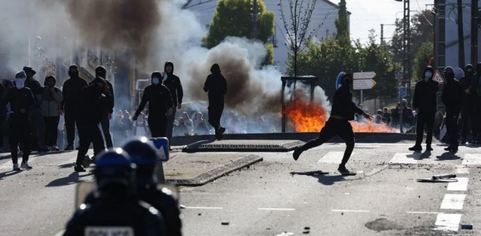 Profesor stropit cu benzina si incendii in scoli la protestele care au cuprins Franta. Video