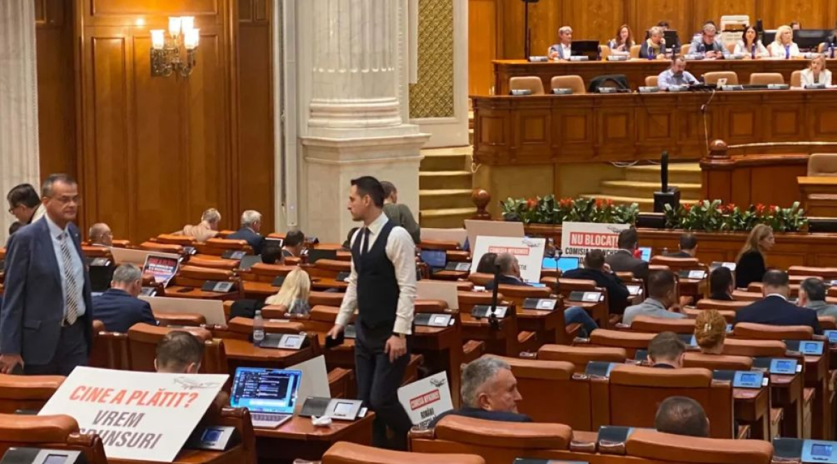 Liderul deputatilor PSD cere infiintarea Comisiei Mykonos-Sena, dupa ce USR a venit cu pancarte si avioane de jucarie Liderul deputatilor PSD cere infiintarea Comisiei Mykonos-Sena, dupa ce USR a venit cu pancarte si avioane de jucarie