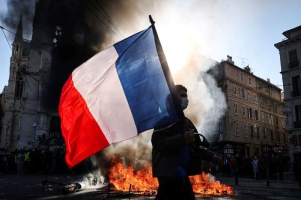 Val de jafuri și violențe în Franța. Peste 1.000 de persoane reținute și zeci de magazine de lux devastate. Video