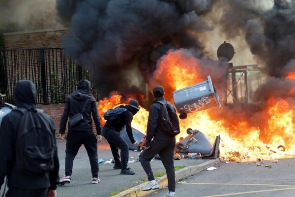 Protestele liceenilor se intensifică, mişcarea se extinde la universităţi, în timp ce guvernul condamnă violenţele urbane