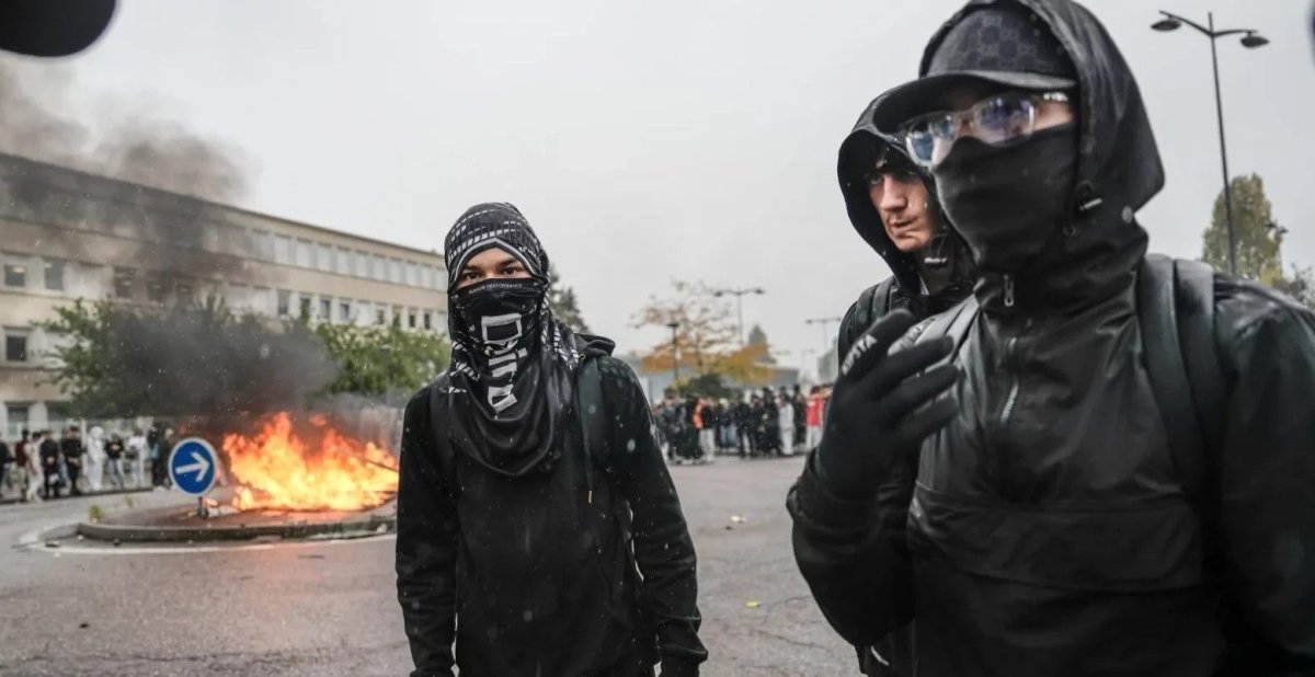 Liceenii din Franta continua violentele si fac apel la mobilizare nationala: Peste 1.700 de arestari si numeroase scoli distruse complet Liceenii din Franta continua violentele si fac apel la mobilizare nationala: Peste 1.700 de arestari si numeroase scoli distruse complet